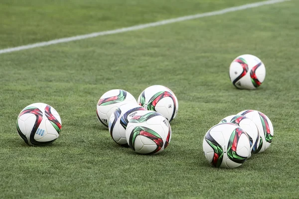 Bolas apiladas durante el entrenamiento previo a la Superliga griega — Foto de Stock