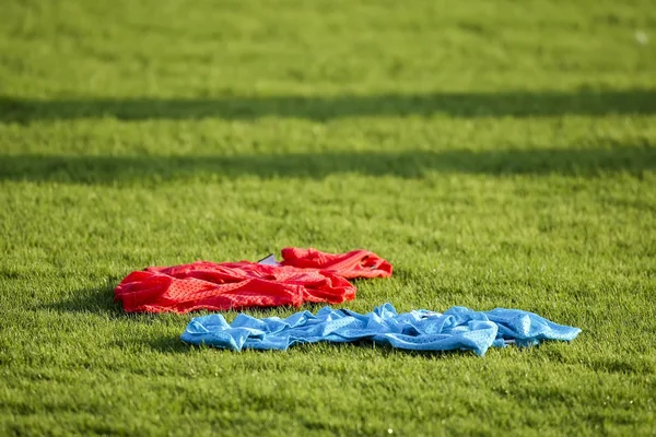 Fußball- (Fußball-) Trainingsgeräte auf der grünen Wiese des s — Stockfoto