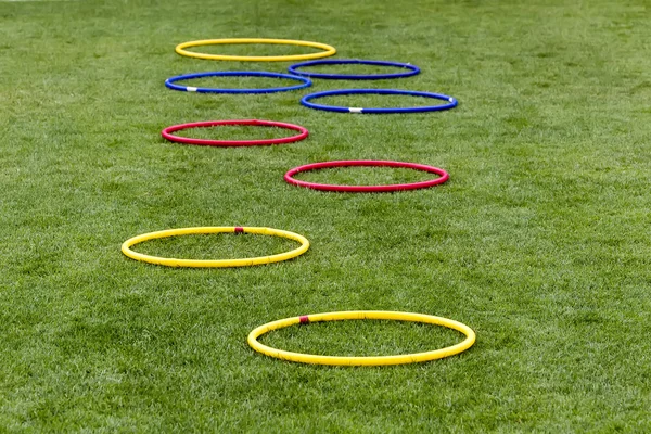 Équipement d'entraînement de soccer (football) sur le terrain vert de la s — Photo