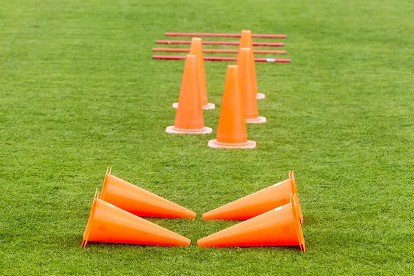 Fußball- (Fußball-) Trainingsgeräte auf der grünen Wiese des s — Stockfoto