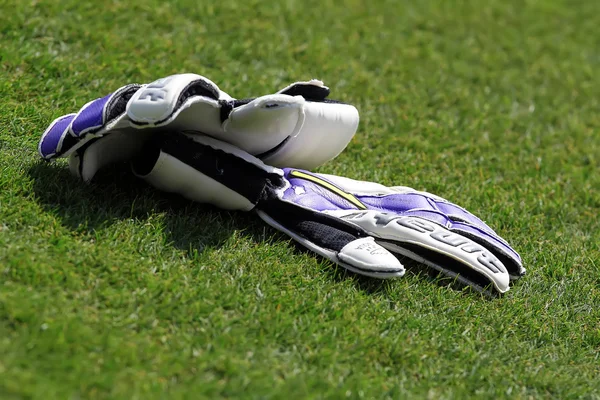 Gloves of the goalkeeper of paok during team practice in Thessal — 스톡 사진