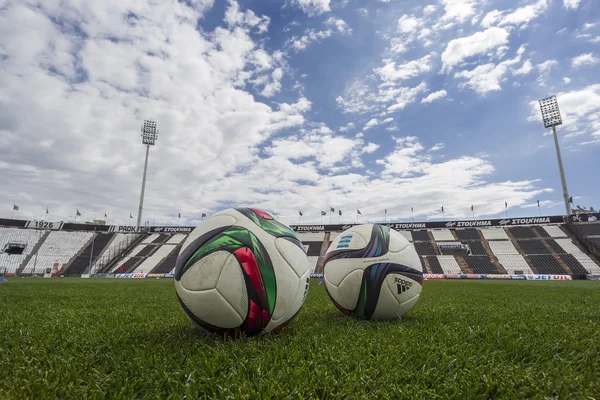 Balls of Paok team on the field of the stadium during team pract — Zdjęcie stockowe