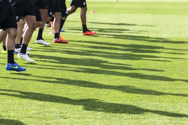The feet of the players of Paok with their shadows during team p — Φωτογραφία Αρχείου