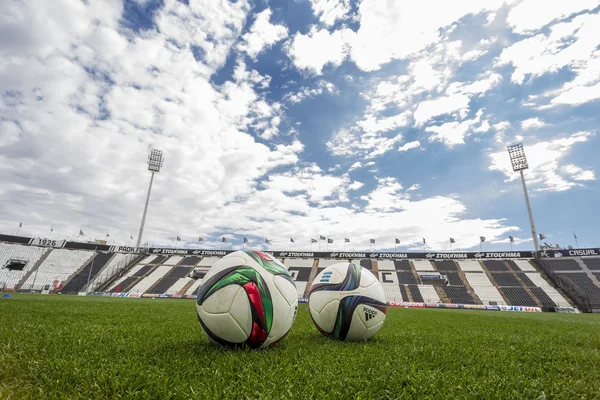 Balls of Paok team on the field of the stadium during team pract — Stock Photo, Image