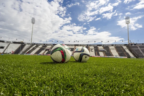 Balles de Paok équipe sur le terrain du stade pendant la pract de l'équipe — Photo