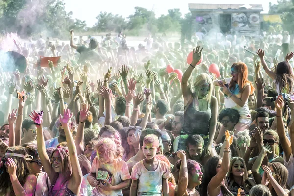 Participantes no quarto dia de Cores em Salónica, Grécia — Fotografia de Stock