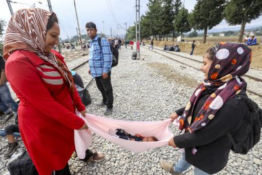 Göçmenler Greec arasındaki sınırda bir bekleyiş içinde yüzlerce