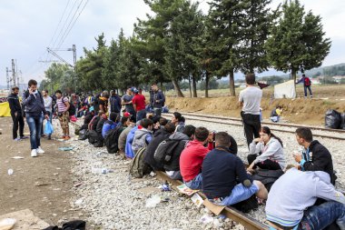 Göçmenler Greec arasındaki sınırda bir bekleyiş içinde yüzlerce