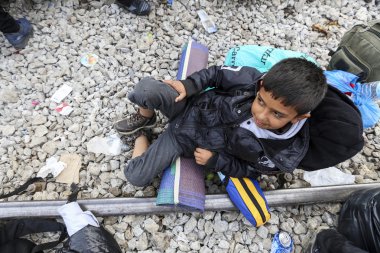 Göçmenler Greec arasındaki sınırda bir bekleyiş içinde yüzlerce