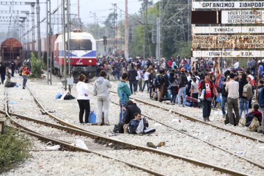Göçmenler Greec arasındaki sınırda bir bekleyiş içinde yüzlerce