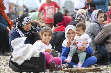 Göçmenler Greec arasındaki sınırda bir bekleyiş içinde yüzlerce