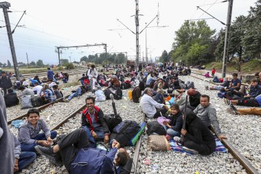 Göçmenler Greec arasındaki sınırda bir bekleyiş içinde yüzlerce