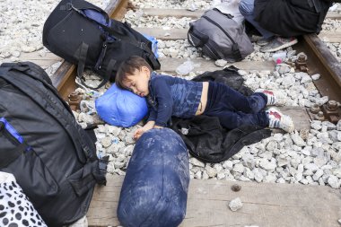Göçmenler Greec arasındaki sınırda bir bekleyiş içinde yüzlerce