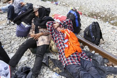 Göçmenler Greec arasındaki sınırda bir bekleyiş içinde yüzlerce