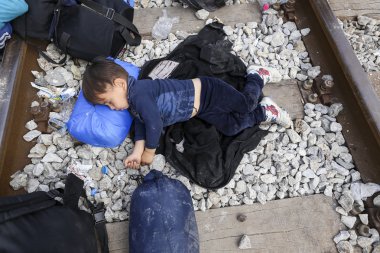 Göçmenler Greec arasındaki sınırda bir bekleyiş içinde yüzlerce