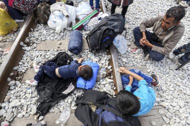 Göçmenler Greec arasındaki sınırda bir bekleyiş içinde yüzlerce