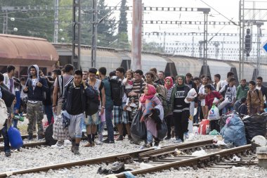 Göçmenler Greec arasındaki sınırda bir bekleyiş içinde yüzlerce