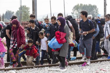 Göçmenler Greec arasındaki sınırda bir bekleyiş içinde yüzlerce