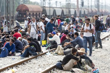 Göçmenler Greec arasındaki sınırda bir bekleyiş içinde yüzlerce