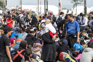 Göçmenler Greec arasındaki sınırda bir bekleyiş içinde yüzlerce
