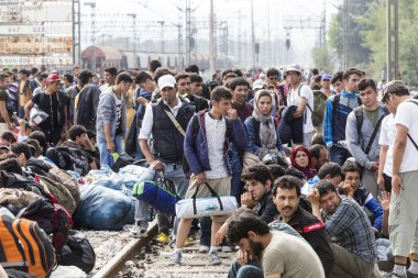 Göçmenler Greec arasındaki sınırda bir bekleyiş içinde yüzlerce