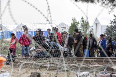 Göçmenler Greec arasındaki sınırda bir bekleyiş içinde yüzlerce