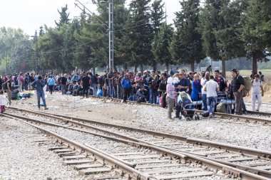 Göçmenler Greec arasındaki sınırda bir bekleyiş içinde yüzlerce