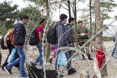 Göçmenler Greec arasındaki sınırda bir bekleyiş içinde yüzlerce