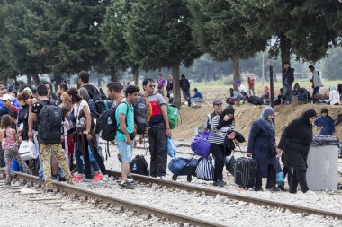 Göçmenler Greec arasındaki sınırda bir bekleyiş içinde yüzlerce