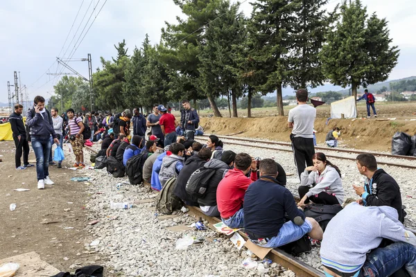 Hundrevis av innvandrere venter på grensen mellom Greec. – stockfoto