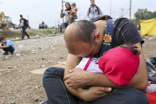 Des centaines d'immigrés sont en attente à la frontière entre Greec — Photo