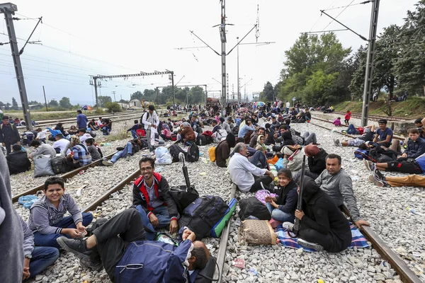 Göçmenler Greec arasındaki sınırda bir bekleyiş içinde yüzlerce