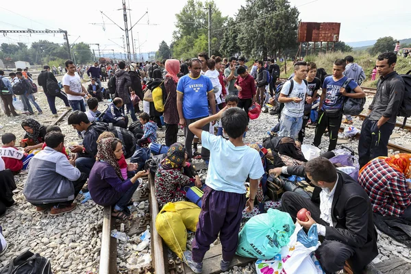 Cientos de inmigrantes esperan en la frontera entre Grecia — Foto de Stock