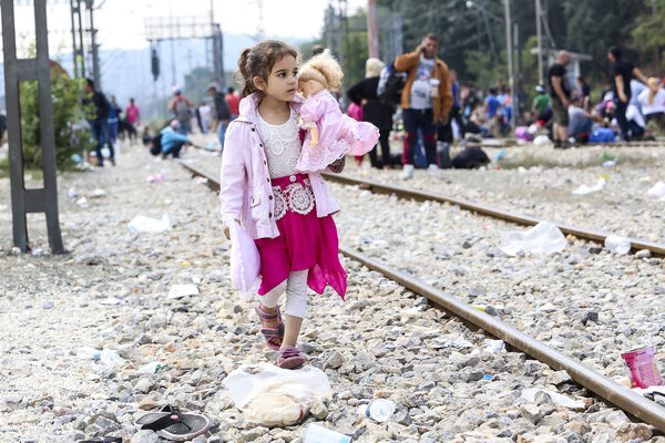 Hundreds of immigrants are in a wait at the border between Greec