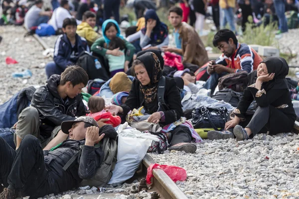 Centenas de imigrantes estão à espera na fronteira entre Greec — Fotografia de Stock