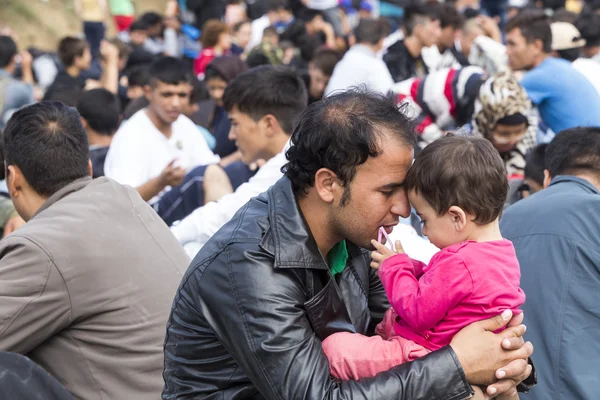 Centenas de imigrantes estão à espera na fronteira entre Greec — Fotografia de Stock