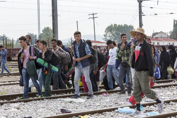 Сотни иммигрантов ждут на границе между Грецией — стоковое фото