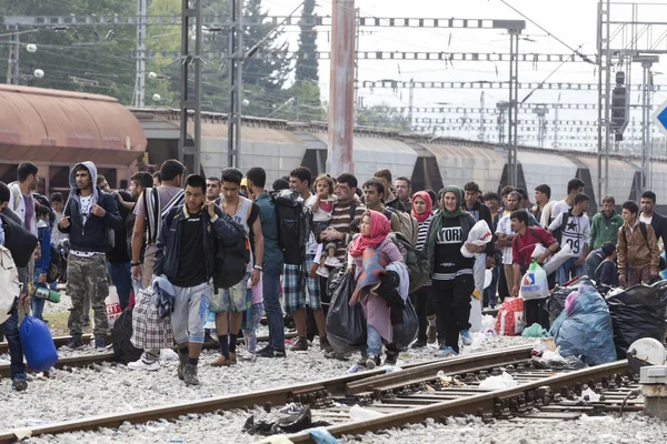 Centenas de imigrantes estão à espera na fronteira entre Greec — Fotografia de Stock