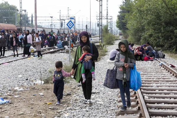 Cientos de inmigrantes esperan en la frontera entre Grecia — Foto de Stock