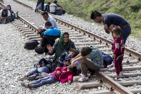 Centenas de imigrantes estão à espera na fronteira entre Greec — Fotografia de Stock