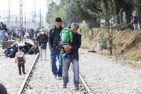 Сотни иммигрантов ждут на границе между Грецией — стоковое фото
