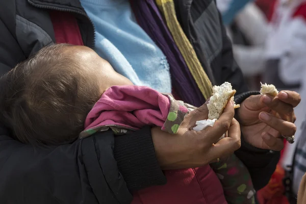 Hundreds of immigrants are in a wait at the border between Greec — Stock Photo, Image