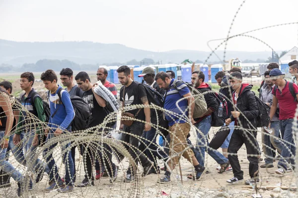 Jsou stovky přistěhovalců v čekání na hranicích mezi Greec — Stock fotografie