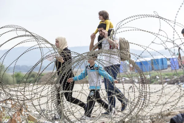 Göçmenler Greec arasındaki sınırda bir bekleyiş içinde yüzlerce
