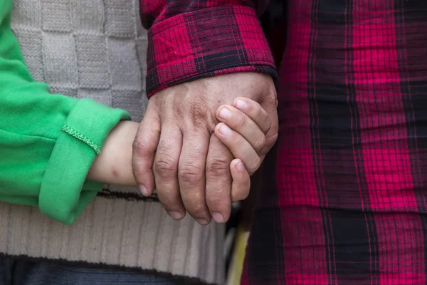 Hunderte Migranten warten an der Grenze zwischen Griechenland und Griechenland — Stockfoto