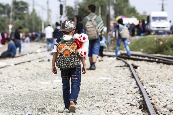 Εκατοντάδες μετανάστες βρίσκονται σε μια αναμονή στα σύνορα μεταξύ Ελλάδας Φωτογραφία Αρχείου