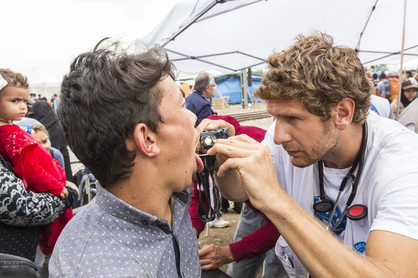 Hundreds of immigrants are in a wait at the border between Greec — Stock Photo, Image