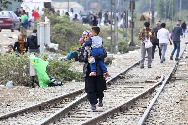 Hundratals invandrare är en väntan på gränsen mellan Greec — Stockfoto
