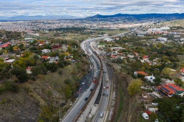Selanik, Yunanistan, 11 Kasım 2025. Selanik çevre yolu, vinçler, beton ve trafik üzerinde büyük bir üstgeçit şekillenirken, şehrin ulaşım arterlerini modernize etmek için büyük bir itme kuvveti ortaya çıkıyor..