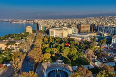 Selanik, Aristo Meydanı 'ndan denize doğru uzanır. Neoklasik zarafet, kıyı ritmiyle buluşur. Şehir yumuşak ve bulutlu bir gökyüzü altında tepelere doğru uzanır..
